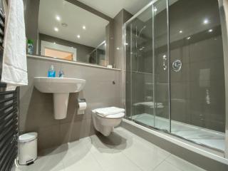 Bracknell RWH Spectacular Two Bedroom Apartment - 4