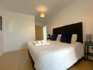 Bracknell RWH Spectacular Two Bedroom Apartment - 3