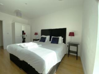 Bracknell RWH Spectacular Two Bedroom Apartment - 2
