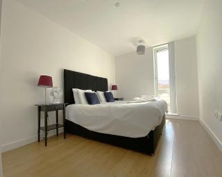 Bracknell RWH Spectacular Two Bedroom Apartment - 1