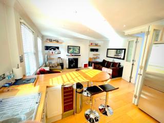 Sunny 2 bedroom, 2 bathroom Apartment in Central London - 9