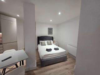 Modern Solihull Studio Apartment with Free Parking & Kitchen - 4