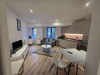 Modern Solihull Studio Apartment with Free Parking & Kitchen - 6