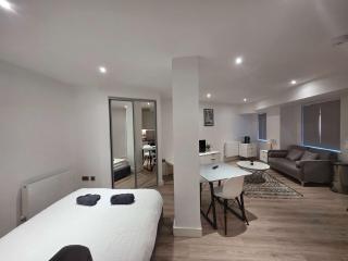 Modern Solihull Studio Apartment with Free Parking & Kitchen - 1