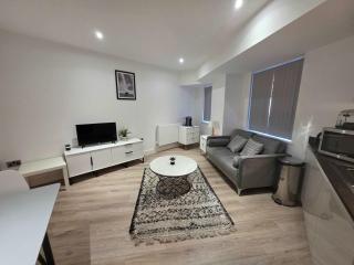 Modern Solihull Studio Apartment with Free Parking & Kitchen - 2