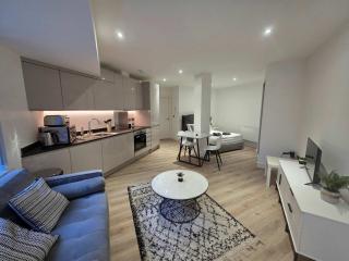 Modern Solihull Studio Apartment with Free Parking & Kitchen - 8
