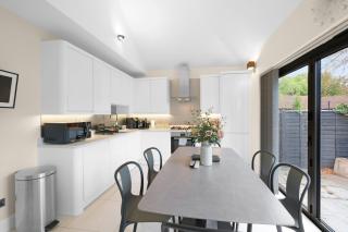 Modern Comfort 2-Bedroom, 2-Bathroom House - 6