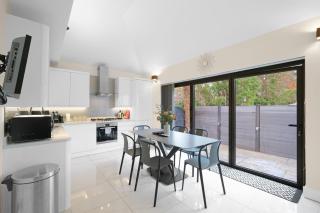 Modern Comfort 2-Bedroom, 2-Bathroom House - 5