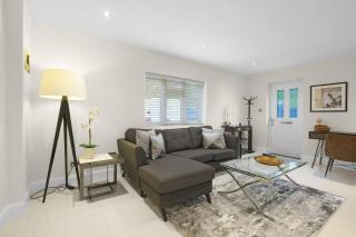 Modern Comfort 2-Bedroom, 2-Bathroom House - 9