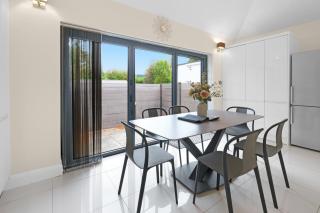 Modern Comfort 2-Bedroom, 2-Bathroom House - 2