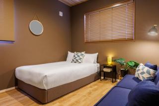 4 minutes by car to American Village Free parking included Accommodates up to 16 people Spacious house tocoa - 6