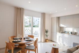 MARBELLA BANUS SUITES - Banús - Playa del Duque - Luxury Beachfront Complex - 2BR - 2BA - Direct Beach Access - Just 3 Min Walk to Puerto Banús Marina - Outdoor Terrace - 35,000 m2 Tropical Gardens - 3 Pools - 2 Onsite Restaurants - Ideal for Families - 7