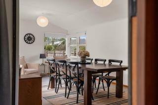 Tranquil Hideaway - Lake Okareka Holiday Home - 4