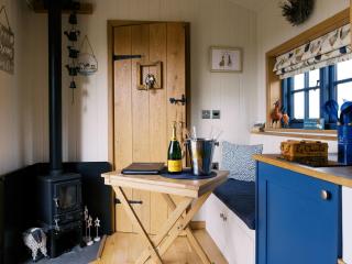 Lillie's Shepherds Hut at Shepherds Lodge Retreat and Wellness - 6