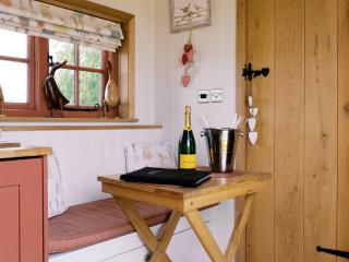 Bonnie's Shepherds Hut at Shepherds Lodge Retreat and Wellness - 6