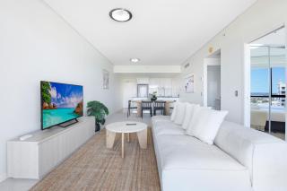 Luxury Broadbeach 2B, River & Hinterland Views, Steps to Beach - 2