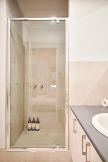 Luxury Retreat Central, walk to Optus Stadium - 7