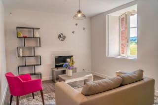 House with a private hot tub and medieval garden - 4