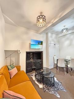 Spacious Central Ground Floor Apartment Sleeps 6 - Newark Town Centre - Free Parking - Amaya Twelve - 9