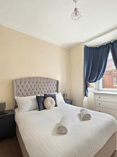 Spacious Central Ground Floor Apartment Sleeps 6 - Newark Town Centre - Free Parking - Amaya Twelve - 5