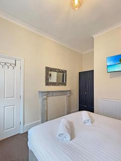 Spacious Central Ground Floor Apartment Sleeps 6 - Newark Town Centre - Free Parking - Amaya Twelve - 7
