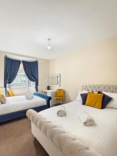 Spacious Central Ground Floor Apartment Sleeps 6 - Newark Town Centre - Free Parking - Amaya Twelve - 4