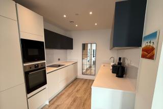 3Bed Apt Sleeps 6 - City Central with Wifi - 2