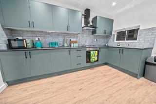 Olive Haus Stylish & Cosy 4BR By AltoLuxo Short Lets & Serviced Accommodation With Free Wifi & Parking - 5