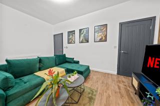 Olive Haus Stylish & Cosy 4BR By AltoLuxo Short Lets & Serviced Accommodation With Free Wifi & Parking - 4