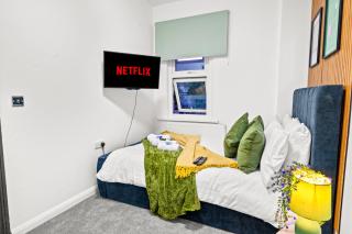 Olive Haus Stylish & Cosy 4BR By AltoLuxo Short Lets & Serviced Accommodation With Free Wifi & Parking - 7