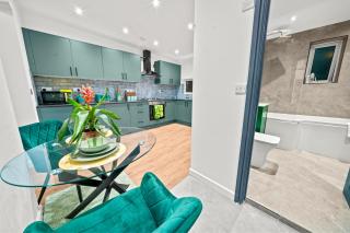 Olive Haus Stylish & Cosy 4BR By AltoLuxo Short Lets & Serviced Accommodation With Free Wifi & Parking - 1