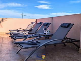 Contemporary 2 Bed Apartment with Com Pool VM77 - 9