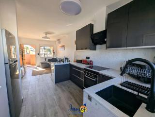 Contemporary 2 Bed Apartment with Com Pool VM77 - 1