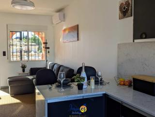 Contemporary 2 Bed Apartment with Com Pool VM77 - 2