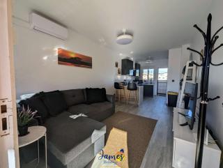 Contemporary 2 Bed Apartment with Com Pool VM77 - 4