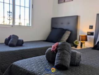 Contemporary 2 Bed Apartment with Com Pool VM77 - 3