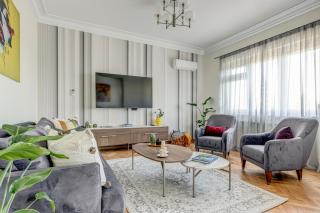 Polished Central 2 BDRM Skyline Views & Elevator - 2