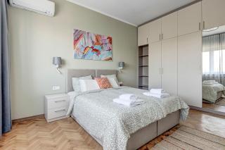 Polished Central 2 BDRM Skyline Views & Elevator - 8