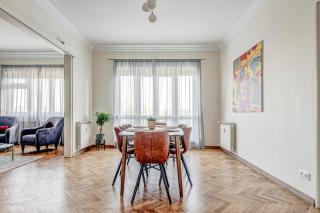 Polished Central 2 BDRM Skyline Views & Elevator - 9