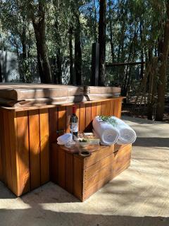 Luxury Tranquil Treehouse & Hot Tub - 7