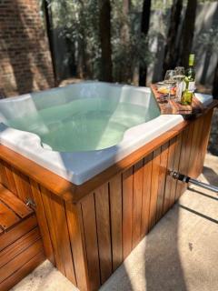 Luxury Tranquil Treehouse & Hot Tub - 2