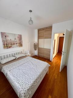 Bright & Modern Apartment in City Kvart - Podgorica - 6