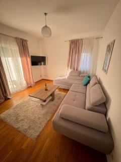Bright & Modern Apartment in City Kvart - Podgorica - 0