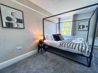 Large 6-Bed Victorian House Prime Harrogate Stay - 2