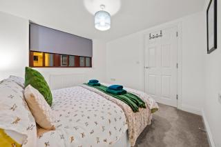 Harbour Suite Luxury Central 3BR House By AltoLuxo Short Lets Serviced Accommodation With Free Wifi & Parking - 5