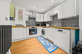 Harbour Suite Luxury Central 3BR House By AltoLuxo Short Lets Serviced Accommodation With Free Wifi & Parking - 9