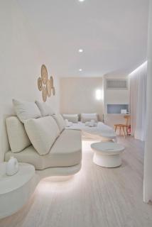 Radiant Voula Studio, a stone's throw from the Sea - 9