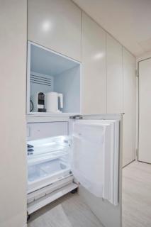 Radiant Voula Studio, a stone's throw from the Sea - 3