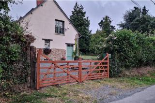 3 Bed Cottage Sleeps 6 - Enclosed Patio -Fireplace - 8