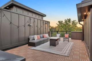 New Bright Modern Townhome with Rooftop & Garage - 4